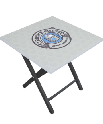 Faltbarer Tisch mit Druck auf weißem Hintergrund